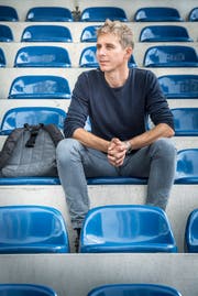 Einen Moment der Ruhe an der Wega gibt es bei Reto Scherrer nur fürs Foto-Shooting. Hier sitzt er auf der Wega-Bühne. (Bild: Andrea Stalder)