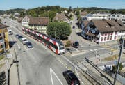 Bei der Rössli-Kreuzung Frauenfelderstrasse/Stettfurterstrasse spitzt sich die Lage vor allem dann zu, wenn das Wiler-Bähnli passiert. Noch schliesst sich dafür aber keine Schranke. Auch die Altholzstrasse (Bildmitte nach oben) ist weiter beidseits befahrbar.Bild: Reto Martin