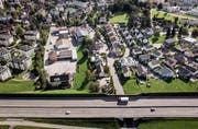 Auf den ehemaligen Grundstücken der Peter Büchel AG (Kiesplatz links) und der Karl Weil AG will die Regiobus AG eine neuen Einstellhalle bauen. Zugemietete Abstellplätze und Büros würden damit überflüssig. (Bild: Michel Canonica)