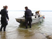 Taucharchäologen bei ihrer Arbeit vor Uttwil TG. Die rätselhaften Steinhügel, die dort auf dem Grund des Bodensees entdeckt wurden, sind 5500 Jahre alt. (Bild: Amt für Archäologie Kanton Thurgau)