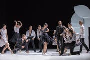 Aurélie Robichon (mitte) übernimmt die Titelrolle in der «Carmen»-Choreografie. (Bild: LT/Gregory Batardon)