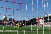 Guillaume Faivre musste diese Saison so oft hinter sich greifen, dass er den Stammplatz verlor. Hier trifft Servettes Steve Rouiller. (Bild: Urs Lindt/Freshfocus)