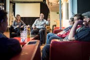 Unter der Leitung von Sozialarbeiterin Salome Kern (links) tauschen sich die Teilnehmer im Hinterzimmer der Gassenküche aus. (Bild: Reto Martin)