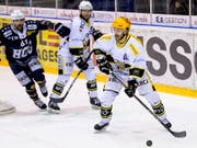 Philip-Michaël Devos (an der Scheibe) führte Ajoie zum Zweipunkte-Erfolg über die Biasca Ticino Rockets (Bild: KEYSTONE/JEAN-CHRISTOPHE BOTT)
