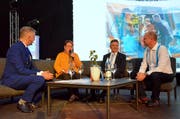 Das Hawle-Podium mit Rainer Maria Salzgeber, Myrta Klarer, Gemeindepräsident Kurt Baumann und Hawle-Geschäftsführer Iwan Heuberger.