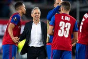 FCB-Trainer Marcel Koller klatscht mit seinen Spielern ab. (Bild: Urs Lindt/Freshfocus)