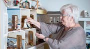Prisca Schürpf bastelt Puppenhäuser mit selbst gemachtem Inhalt.Bild: Maria Schmid (Hagendorn. 26. September 2019)