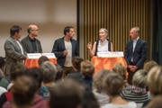 Auf dem CVP-Podium vom Donnerstag standen in der Aula des Schulhauses St.Leonhard (von links) Daniel Thommen und Patrick Keller vom Kantonalen Lehrerverband, Moderator Michael Hasler, Schulamtsleiterin Marlies Angehrn und Schulleiter Rolf Breu. (Bild: Michel Canonica - 26. September 2019)