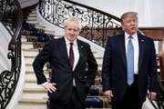 Boris Johnson und Donald Trump am G7-Gipfel in Biarritz im August. (Bild: AP)