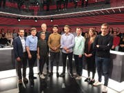 Gruppenbild mit Damen (v.l.n.r.): Die Jungparteipräsidenten Uriel Seibert (EVP), Benjamin Fischer (SVP), Sarah Bünter (CVP), Moderator Sandro Brotz, Luzian Franzini (Grüne), Tobias Vögeli (GLP), Remo Zuberbühler (BDP), Ronja Jansen (Juso) und Andri Silberschmidt (Jungfreisinnge). (watson)