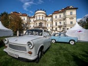 Mit dem DDR-Trabi in den gepflegten Park der deutschen Botschaft in Prag zu fahren, war 1989 natürlich nicht möglich. Damals war das Palais Lobkowitz auch nur die Botschaft der BRD. (Bild: KEYSTONE/EPA/MARTIN DIVISEK)