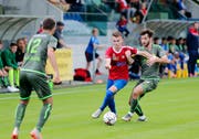 Der Chamer Lukas Riedmann (Mitte) setzt sich gegen Lulzim Salija durch. (Bild: Stefan Kaiser, Cham, 28. September 2019)