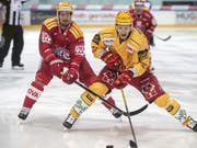 Im Duell der PostFinance-Topskorer behielt Langnaus Harri Pesonen (1 Tor) gegen Rapperswil-Jonas Roman Cervenks die Oberhand (Bild: KEYSTONE/MELANIE DUCHENE)