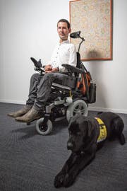 Labradorhündin Arley assistiert Severin Bischof: «Sie drückt zum Beispiel Lichtsignalknöpfe.» (Bild: Benjamin Manser)