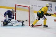 Thurgaus kanadischer Stürmer Connor Jones (rechts) bezwingt GCK-Goalie Wolfgang Zürrer zum 3:2. (Bild: Levin Steiner)