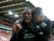 Roberto Firmino und Torschütze Georginio Wijnaldum (links) freuen sich über Liverpools siebten Sieg in Folge (Bild: KEYSTONE/AP/RUI VIEIRA)