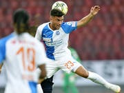 GCs 1:0-Torschütze Nikola Gjorgjev gewinnt ein Kopfballduell (Bild: KEYSTONE/WALTER BIERI)