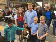 Die Familie Schönenberger aus dem solothurnischen Erlinsbach mit Bernhardinerdame Olia. (Bild: David von Moos)