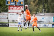 Kopfball-Duell zwischen dem Buochser Christophe Lambert (links) und Joel Stephan. (Bild: Manuela Jans-Koch | LZ)