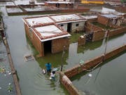 Ein überschwemmtes Dorf im indischen Bundesstaat Uttar Pradesch. (Bild: KEYSTONE/AP/RAJESH KUMAR SINGH)