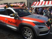 Auch am Polizeiauto sind Blumenranken befestigt. (Bild: David von Moos)
