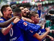 Die Schalker jubeln mit 2:0-Torschütze Amine Harit (Bild: KEYSTONE/EPA/FILIP SINGER)