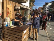 Schon am Vormittag im T-Shirt. Hier wird Bier ausgeschenkt. (Bild: David von Moos)