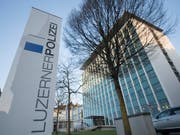 Laut der Luzerner Polizei gab es am Freitagabend im Kolonnenverkehr auf der A2 in Luzern eine Kollision mit mehreren Fahrzeugen. (Bild: KEYSTONE/URS FLUEELER)