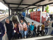 So viele Leute sieht der Bahnhof Schüpfheim wohl selten. (Bild: David von Moos)