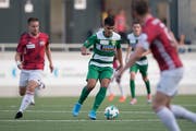 Der SC Kriens verliert das Cup Spiel gegen Stade Lausanne-Ouchy. Fotografiert am 14. September 2019 im Kleinfeld in Kriens.Im Bild: Kriens (grün) Pedro Texeira gegen Lausanns Quentin GaillardLZ Boris Bürgisser