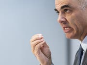 Vorpreschen bei der Bekanntgabe der Krankenkassenprämien geht gar nicht: Gesundheitsminister Alain Berset lädt die Krankenkassen deswegen zu einer Aussprache. (Bild: KEYSTONE/PETER SCHNEIDER)