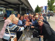 Hoch die Becher! Die Alt-Turnerinnen stossen an. (Bild: David von Moos)
