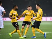 Die Young Boys mit Saidy Janko, Michel Aebischer und Christian Fassnacht (von links) halten sich gegen Sion trotz Verletzungsmisere schadlos (Bild: KEYSTONE/ANTHONY ANEX)