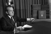 Richard Nixon mit den Abschriften der Tonbänder, die ihn zu Fall brachten. (Bild: AP)