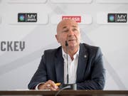 Liga-Direktor Denis Vaucher spricht sich «entschieden» gegen eine generelle europäische Einführung der Eisflächen im kleineren NHL-Format aus (Bild: KEYSTONE/URS FLUEELER)