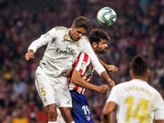 Ausgeglichenes Madrider Derby: Reals Raphaël Varane (links) im Kopfballduell mit Atléticos Diego Costa (Bild: KEYSTONE/EPA EFE/RODRIGO JIMENEZ)