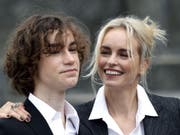 Nina Hoss hat beim Filmfestival im spanischen San Sebastián für ihre Rolle als strenge Geigenlehrerin im deutschen Drama «Das Vorspiel» die Silberne Muschel für die beste Schauspielerin erhalten. (Bild: KEYSTONE/EPA EFE/JUAN HERRERO)