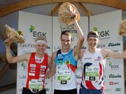 Nach seinem Sieg über die Mitteldistanz läuft der Berner Joey Hadorn (links) beim Heim-Weltcup in Laufen BL auch im Knockout-Sprint aufs Podest. Er wird hinter dem Tschechen Vojtech Kral (Mitte) und vor dem Briten Ralph Street (rechts) Zweiter (Bild: KEYSTONE/ORIENTEERING WORLD CUP LAUFEN/REMY STEINEGGER)