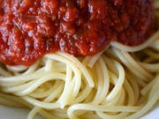 430 Euro für zwei Teller Spaghetti: ein Restaurant-Inhaber in Rom musste wegen einer überrissenen Rechnung an zwei japanische Touristinnen eine Busse von 5000 Euro zahlen. (Bild: KEYSTONE/MARTIN RUETSCHI)