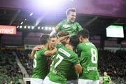 Die St. Galler mit Jérémy Guillemenot (oben) bejubeln das 1:0 durch den verdeckten Boris Babic. (Gian Ehrenzeller/KEY)