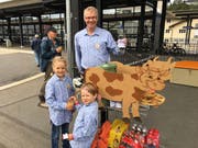 Ganz schweizerisch in Edelweiss-Aufmachung – Papa Zihlmann passt die Ankömmlinge zusammen mit seinen Töchtern am Bahnhof ab. (Bild: David von Moos)