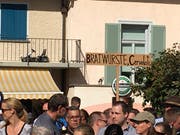 Eine herzhafte Wurst und eine Scheibe Brot – das lässt unseres Reporters Herz höher schlagen. (Bild: David von Moos)