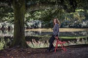 Ständeratskandidatin Michèle Graber, fotografiert an einem von ihr bevorzugten Ort – hier am Wagenmoos-Weiher im Meggerwald. (Bild: Pius Amrein, 24. September 2019)