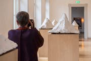 Die Berggipfel, die Not Vital von seinem Atelier aus sieht, stehen im Seitensaal des Kunstmuseums St.Gallen. (Bild: Urs Bucher)