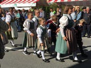 Die Kindertrachtentanzgruppe geht die Abfahrt ebenfalls mit. (Bild: David von Moos)