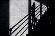 Schattenbild einer Studentin, die die Treppe zum grossen Hörsaal «Audimax» der HSG hinaufgeht. Mit dem erreichen des Bachelor-Diploms ist eine grosse Hürde genommen. (Bild: Keystone)