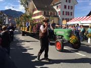 Ein wunderbarer Herbsttag für die Alpabfahrt. Im Bild der Traktor mit Anhänger der Älplergesellschaft Salwideli. (Bild: David von Moos)