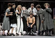 Plötzlich brechen Krieg und Politik über die Schauspieler herein, aus eitlen Mimen werden Widerstandskämpfer. (Bild: Tanja Dorendorf)