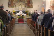 In der Kirche St. Michael in Spiringen hielt Pfarrer, Jan Strancich, seine letzte Messe vor seinem Abschied. (Bild: Paul Gwerder, 29. September 2019)
