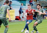 Wird von Brühls Lulzim Salija (rechts) bedrängt: der Chamer Lukas Riedmann (links). (Bild: Stefan Kaiser, Cham, 28. September 2019)